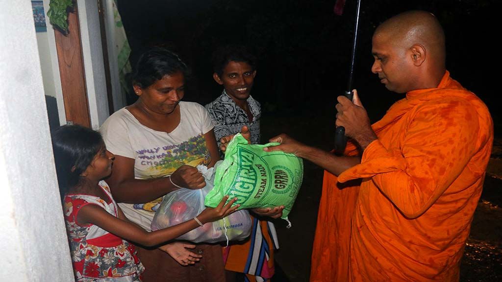 කොරෝනා හේතුවෙන් අසරණ වු අවට පවුල් වලට මෙත් බෝ සෙවනින්  සහනාධාර